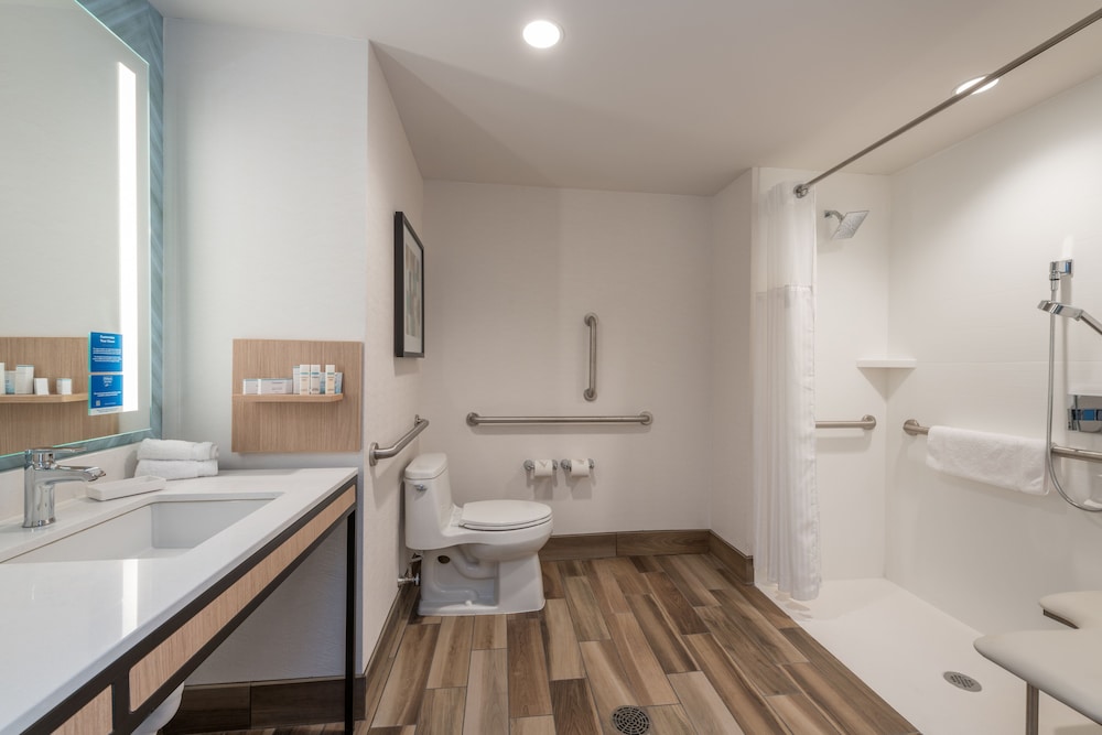 Room, 2 Queen Beds, Accessible (Roll-In Shower) - Photo 3