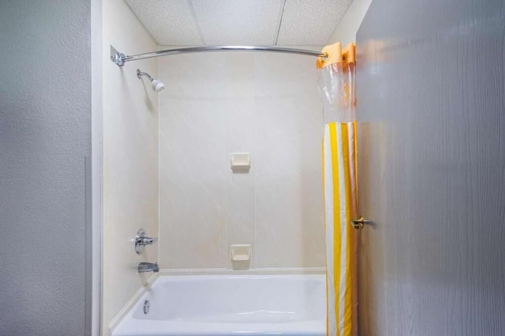 Room, Multiple Beds, Non Smoking - Photo 4