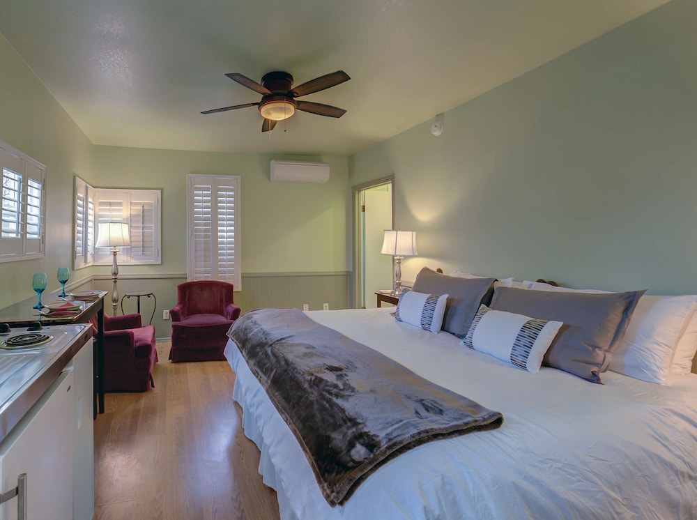 Luxury Suite, 1 King Bed, Garden View