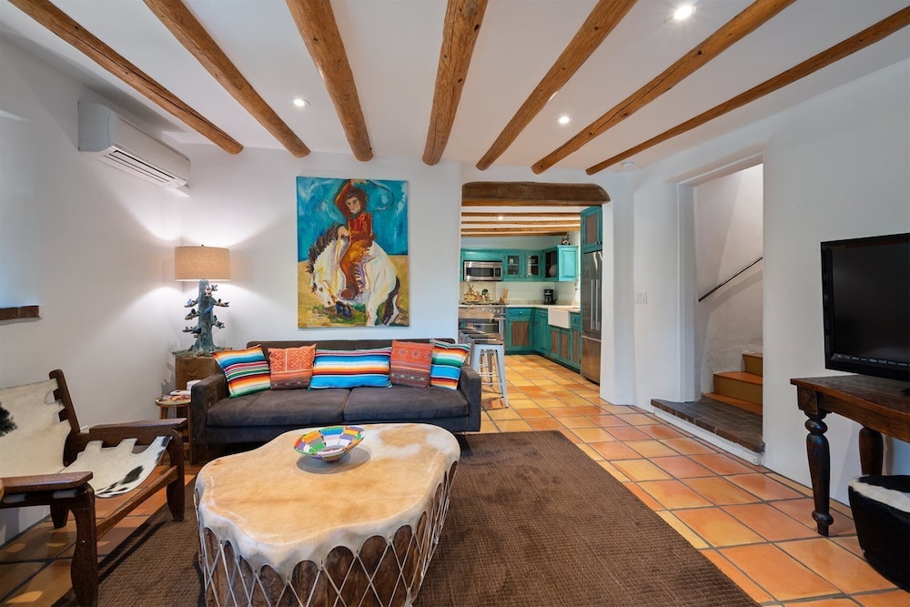 House (Dancing Hare - Colorful and Inviting ) photo 3