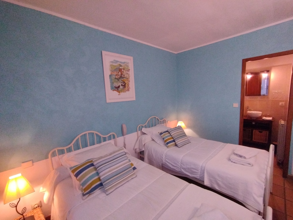 Standard Twin Room - Photo 3