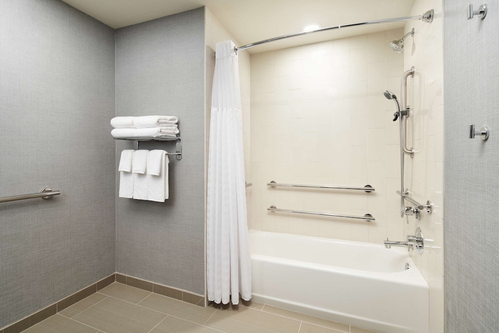 Room, Multiple Beds - Photo 10