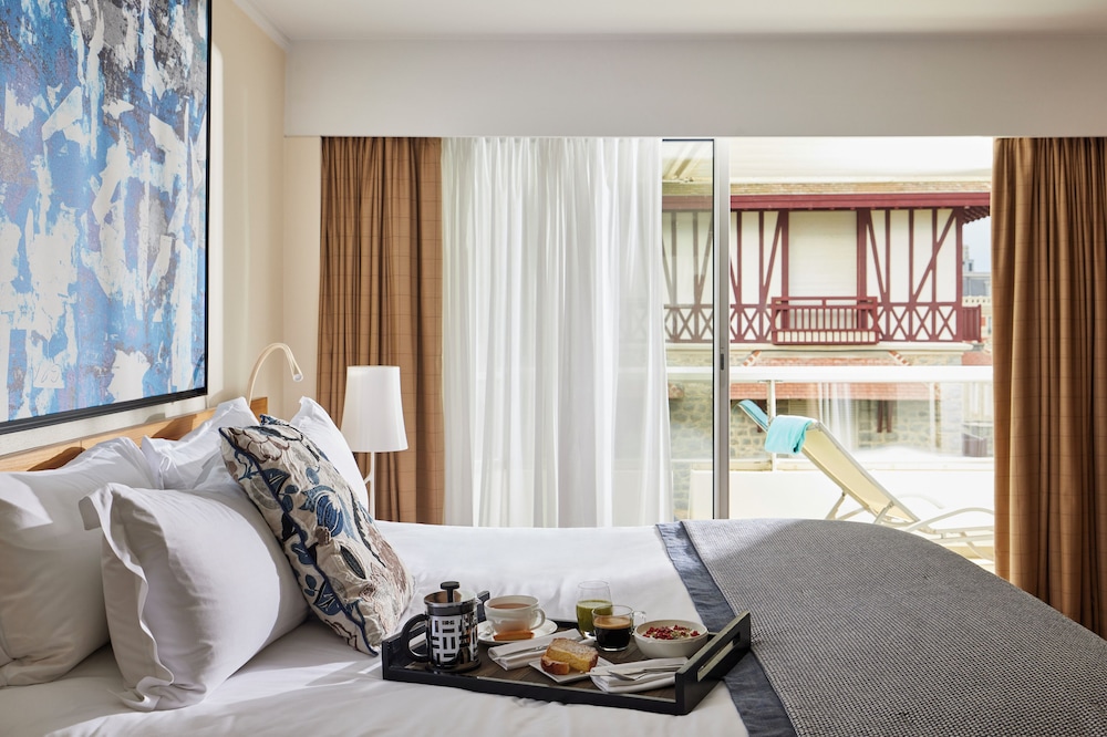 Superior Suite, 1 King Bed, City View - Photo 1