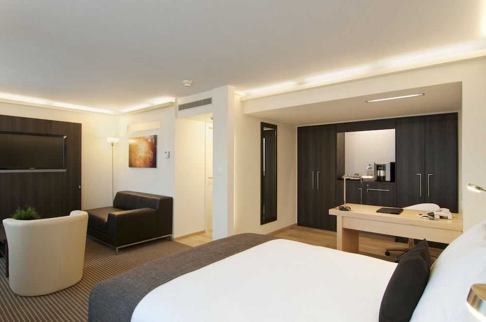 Junior Suite, 1 Queen Bed - Photo 1