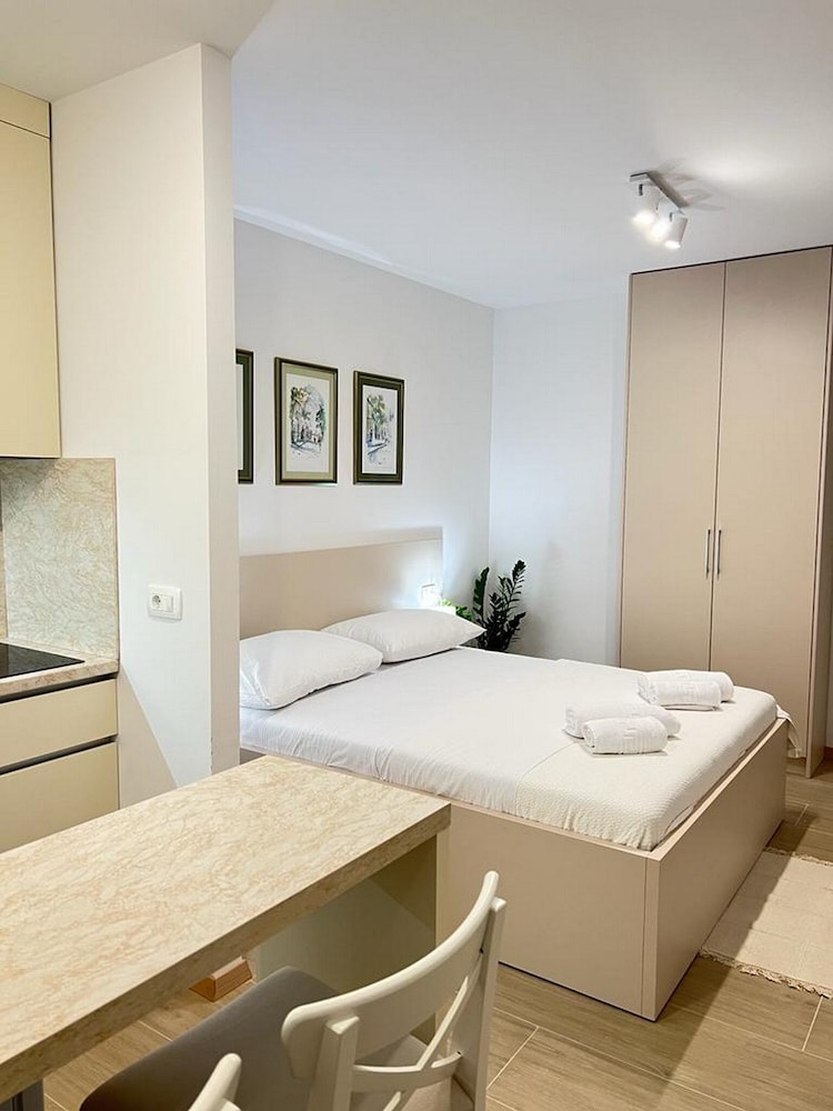 Studio (Studio Apartment - Silvana)