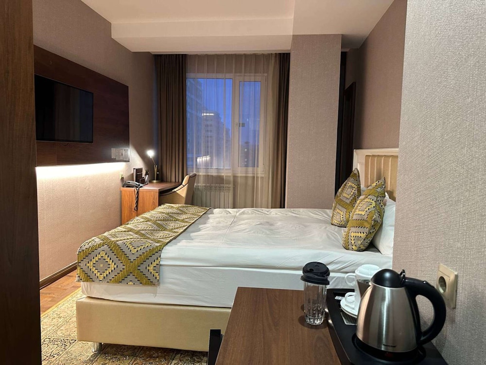 Standard Room, 1 Queen Bed, Non Smoking photo 1