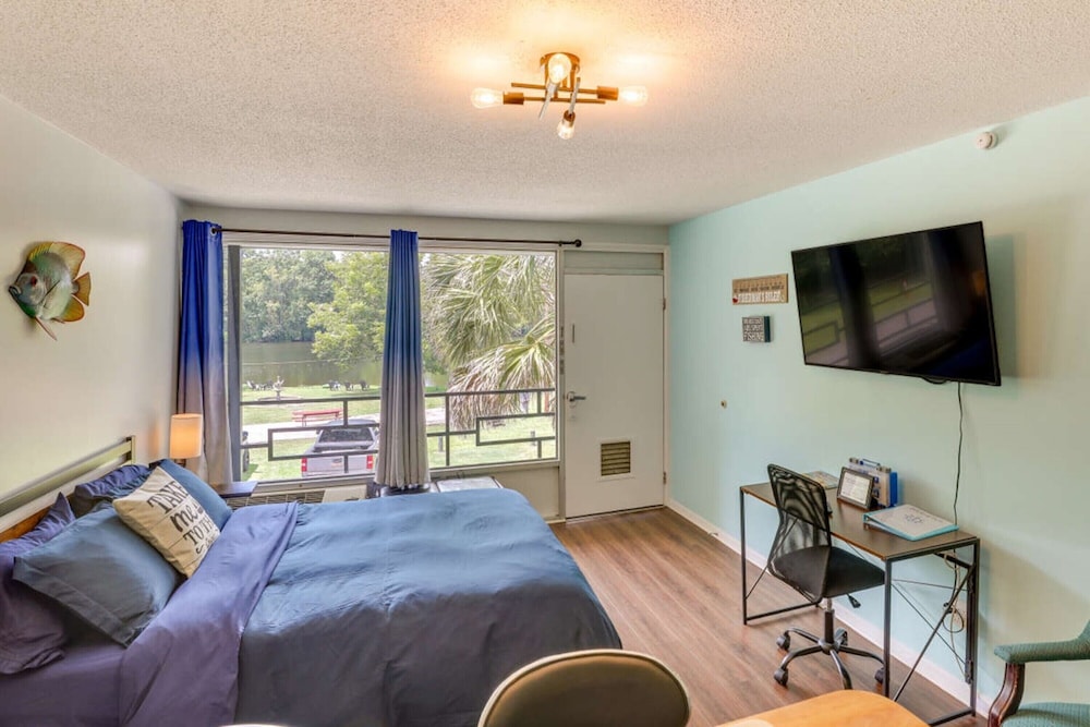 Pet Friendly, Panoramic Single Room, Non Smoking, Lake View photo 1
