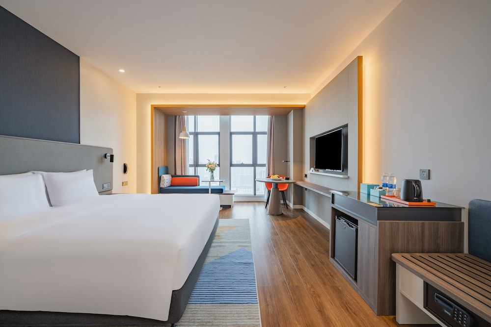 Standard Room, 1 King Bed (High Floor) - Photo 3