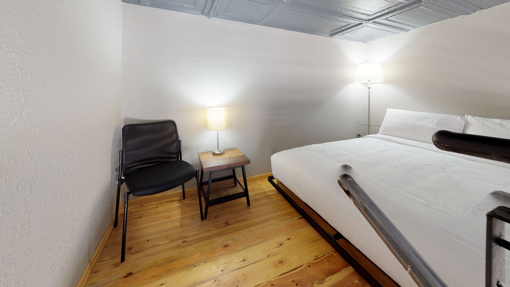 Standard Double Room, No Window - Photo 6