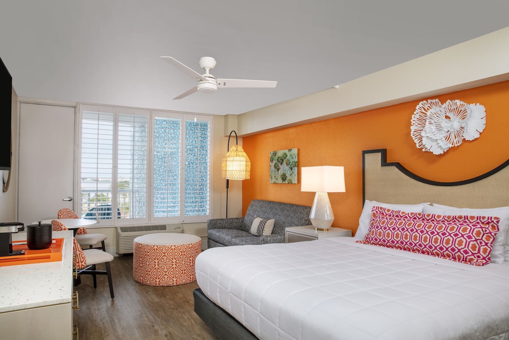 Room, 1 King Bed (Boca Ciega Bay view) photo 1