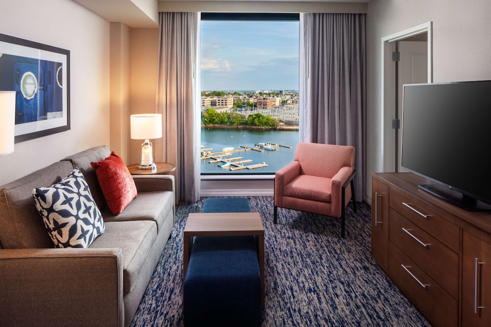 One Bedroom Water View Suite, 1 King Bed (Hearing Accessible)