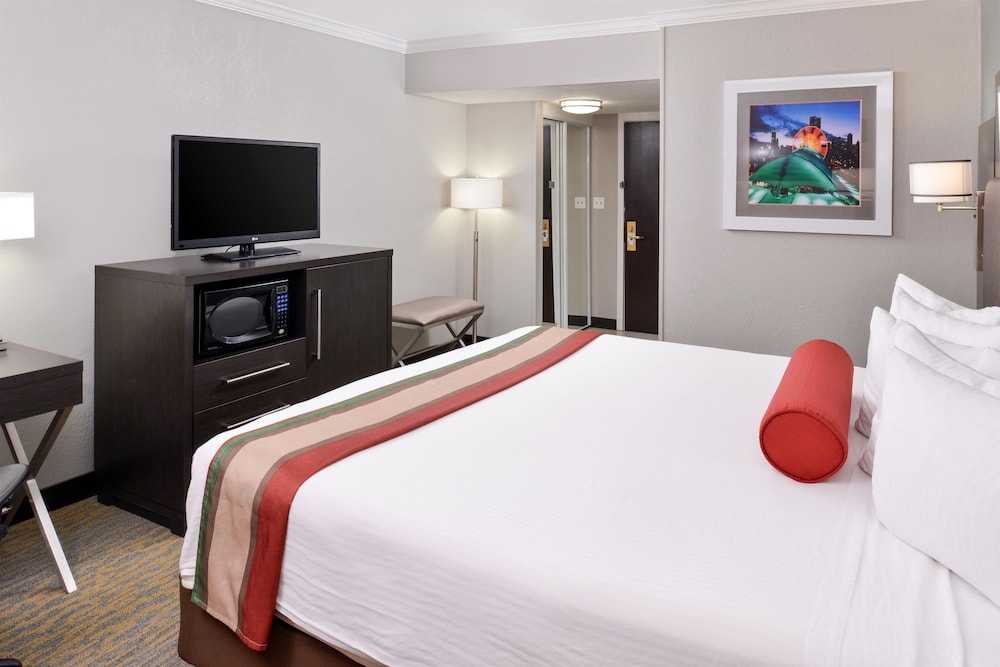 Standard Room, 1 King Bed, Non Smoking, Refrigerator & Microwave - Photo 2