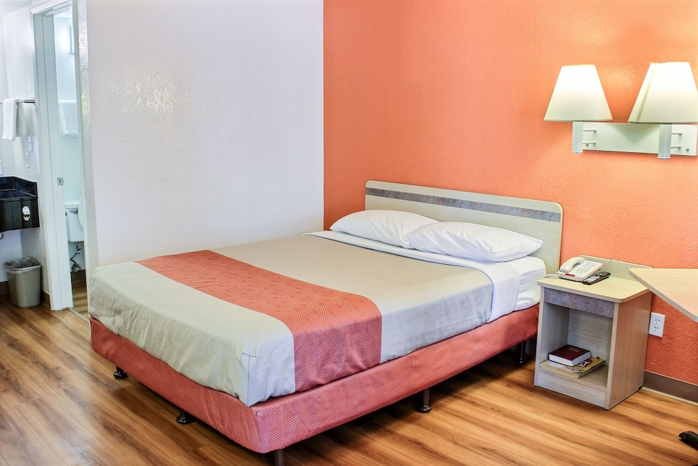 Deluxe Suite, 1 Queen Bed, Non Smoking, Refrigerator & Microwave photo 1