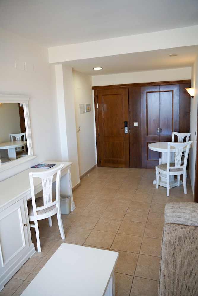 Family Quadruple Room (2 adults + 2 children) Family Quadruple Room (2 adults + 2 children)