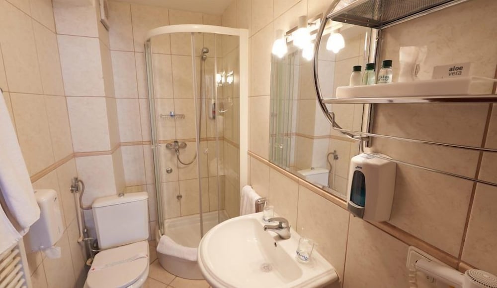 Standard Double or Twin Room - Photo 6