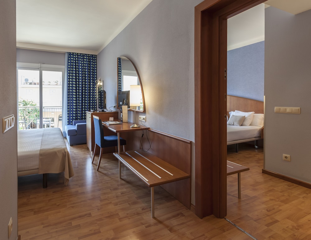 Family Quadruple Room, 2 Bedrooms, Private Bathroom photo 2