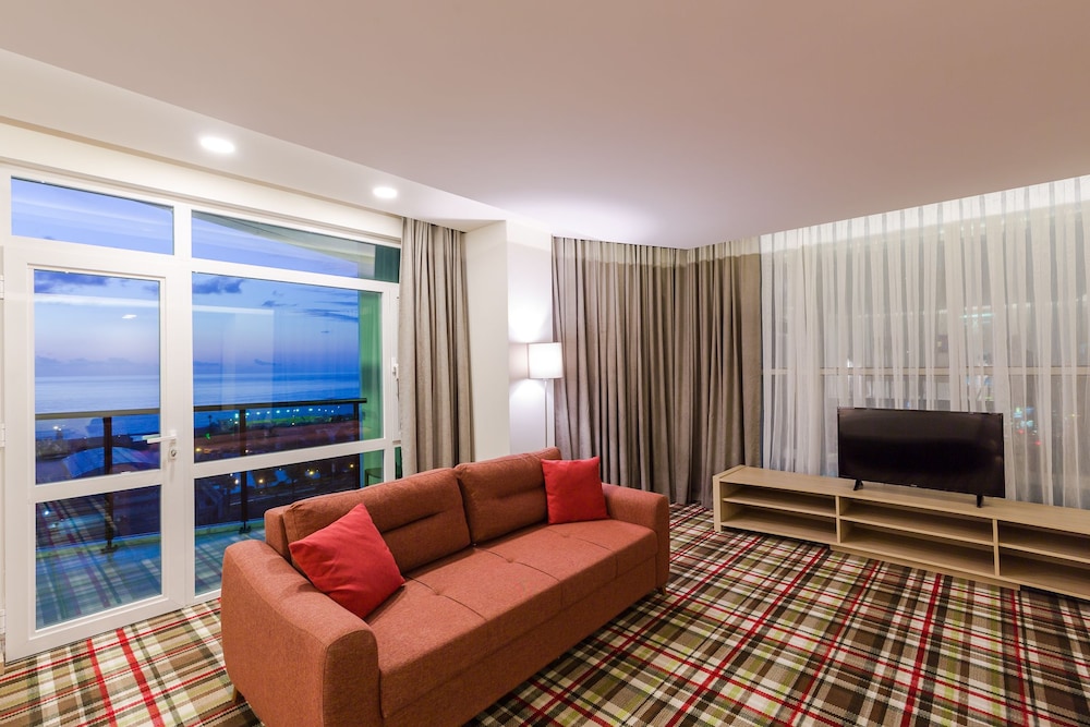 Executive Suite, 1 King Bed, Non Smoking, Balcony photo 3