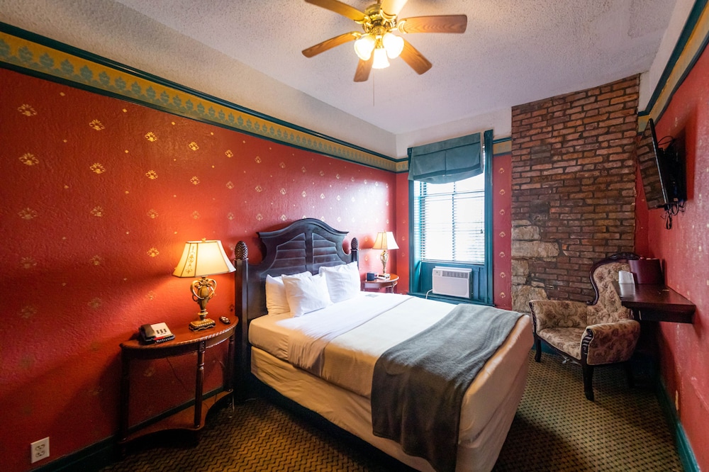 Standard Single Room, 1 Queen Bed (Victorian) photo 1