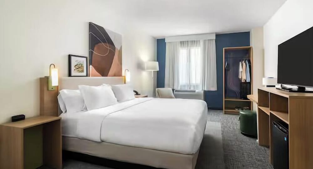 Room, 1 King Bed, Accessible (Mobility & Hearing, Roll-in Shower) - Photo 1