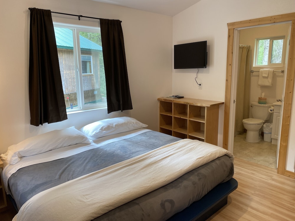 Studio Cabin 3, King Bed, Futon and Twin Bed, Kitchenette, Private Bathroom, Screened Porch photo 2