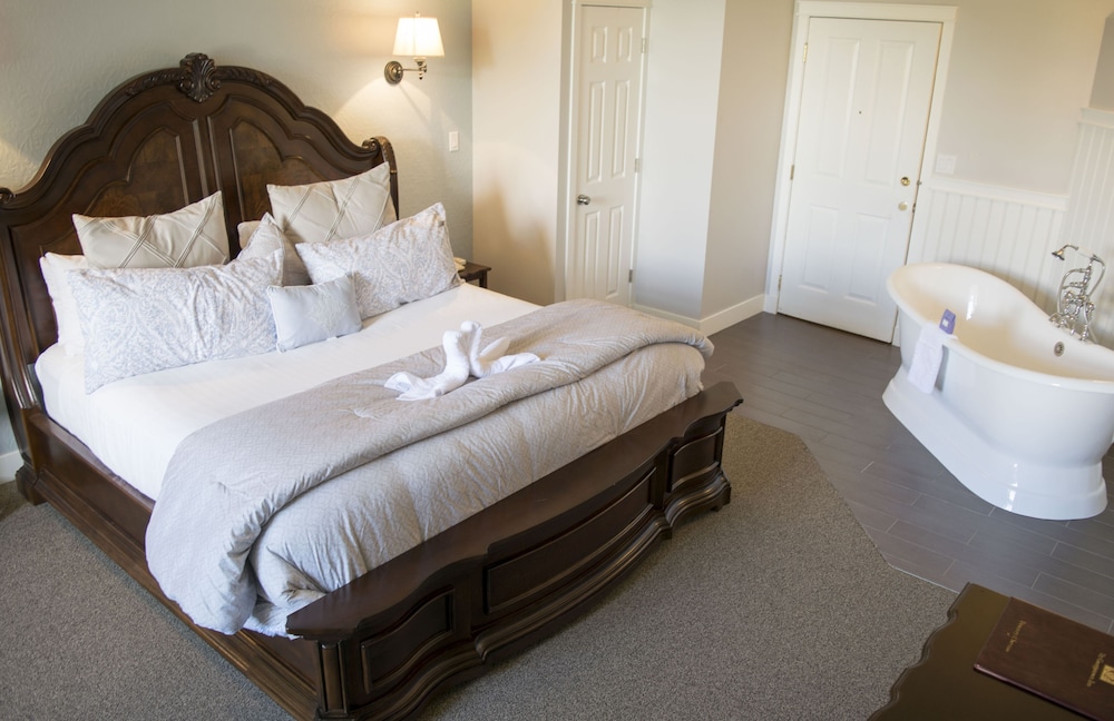 Deluxe King Spa Room photo 2