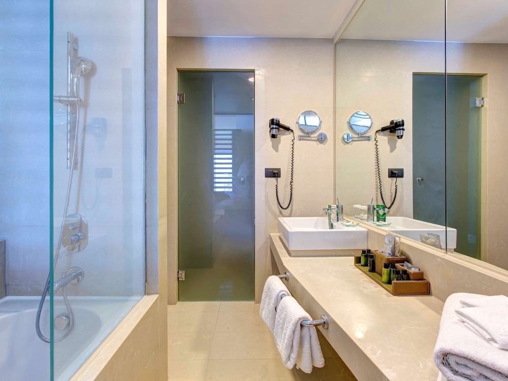 Superior Twin Room, 2 Twin Beds, Sea View thumbnail 6