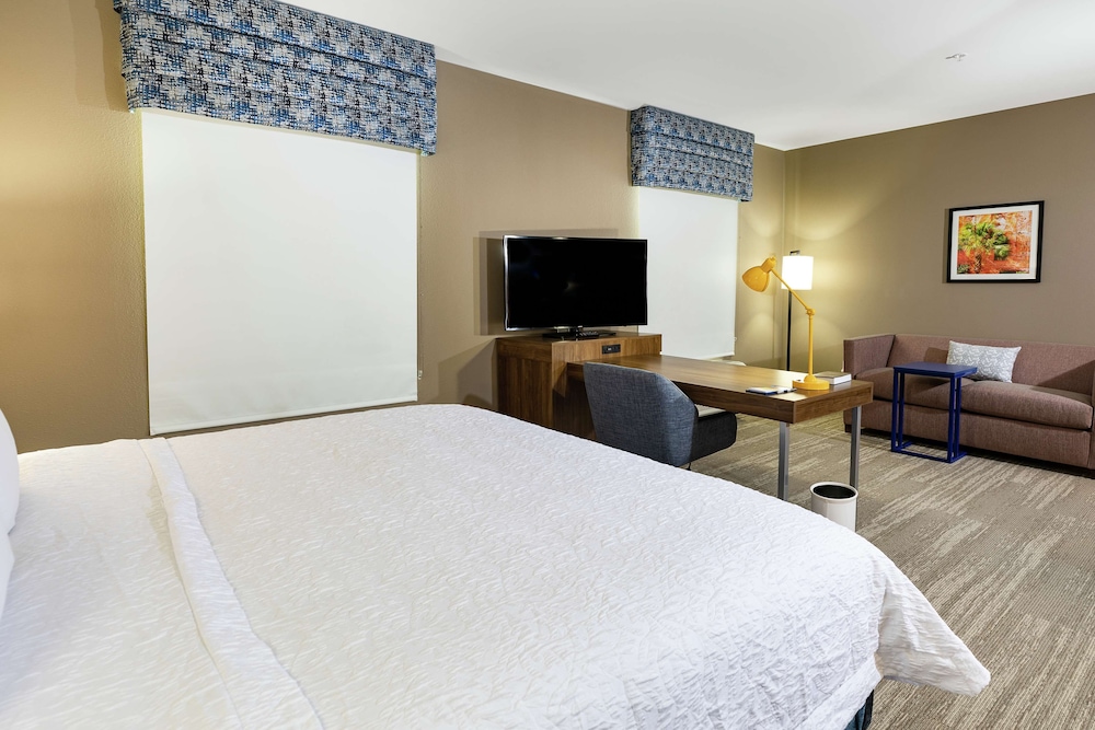 Studio, 1 King Bed, Refrigerator & Microwave (Wet bar) photo 1