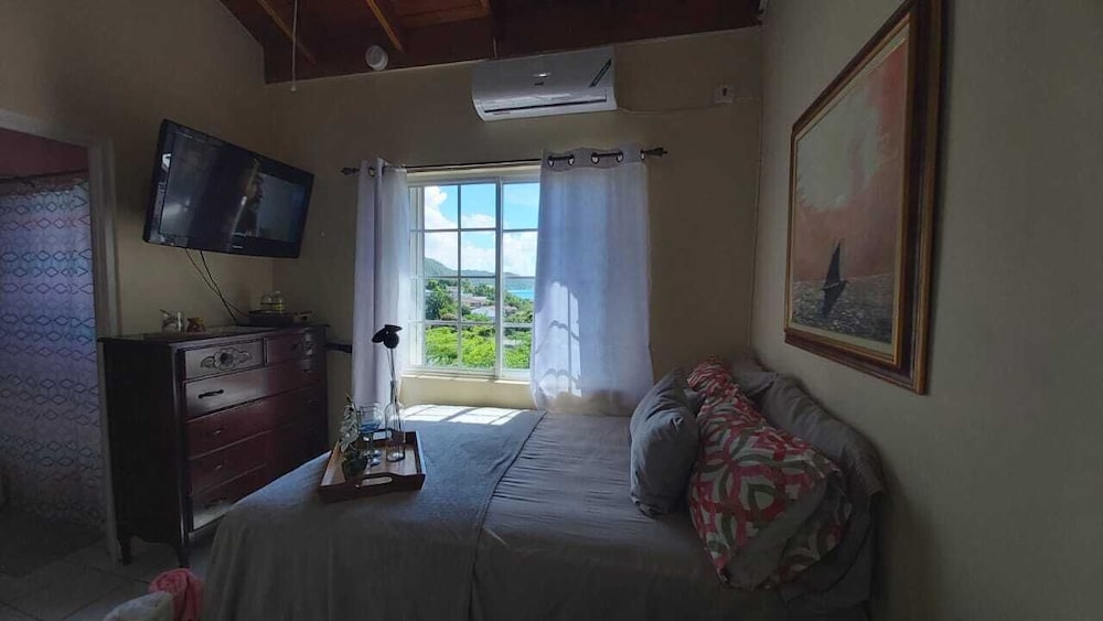 Economy Single Room, 1 Double Bed, Ensuite, Partial Ocean View photo 3