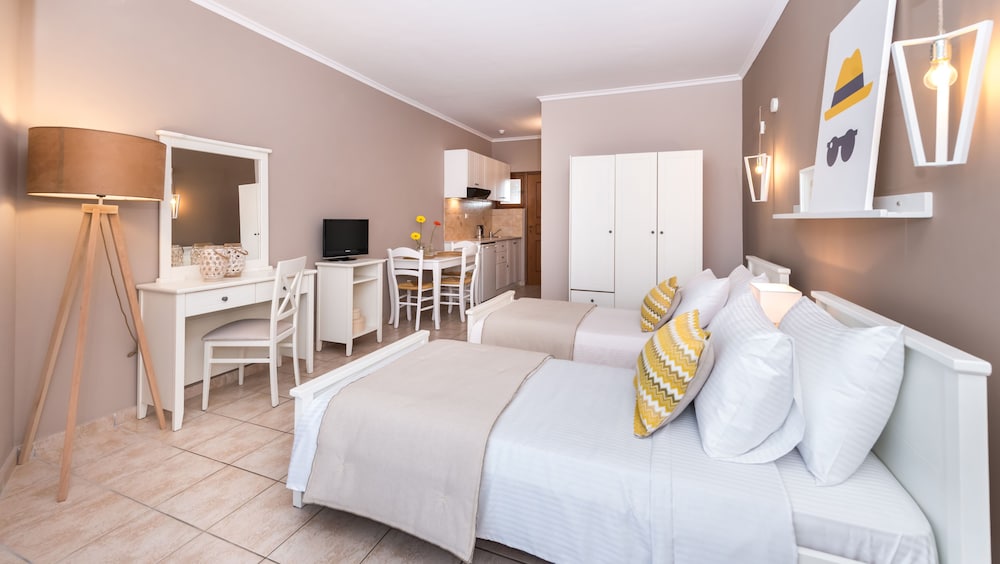 Deluxe Triple Room Ground Flour with Garden and Side Pool view