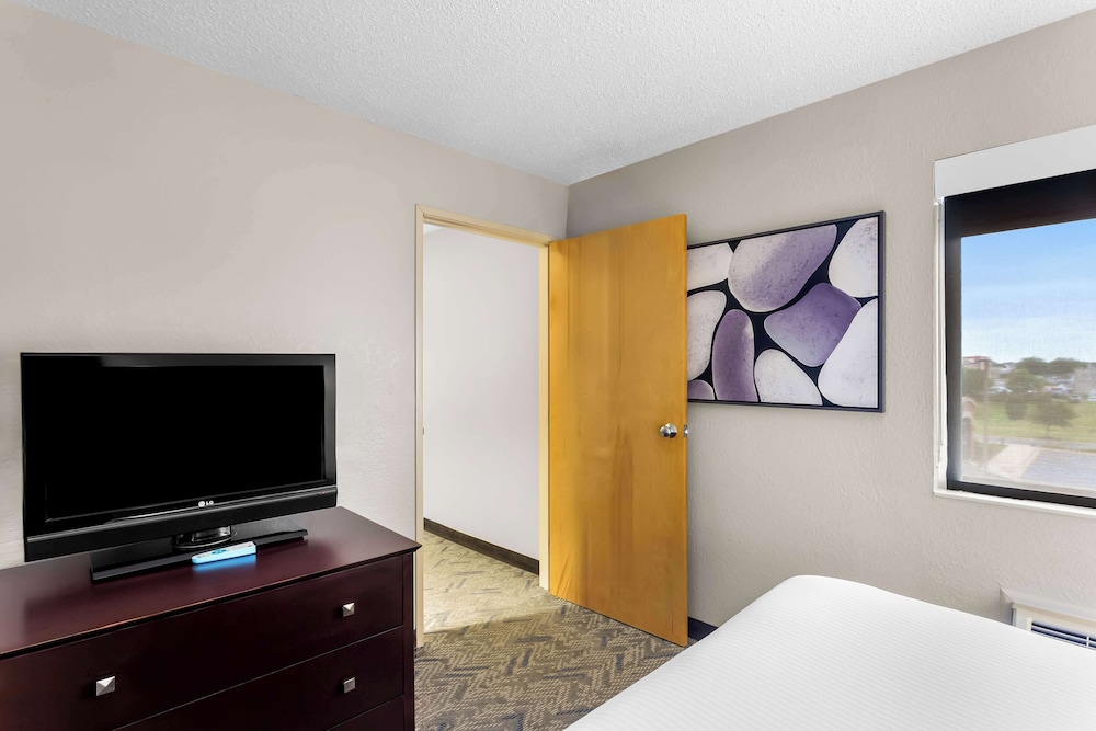 Suite, 1 Queen Bed, Non Smoking, Refrigerator & Microwave (with Sofabed) - Photo 2