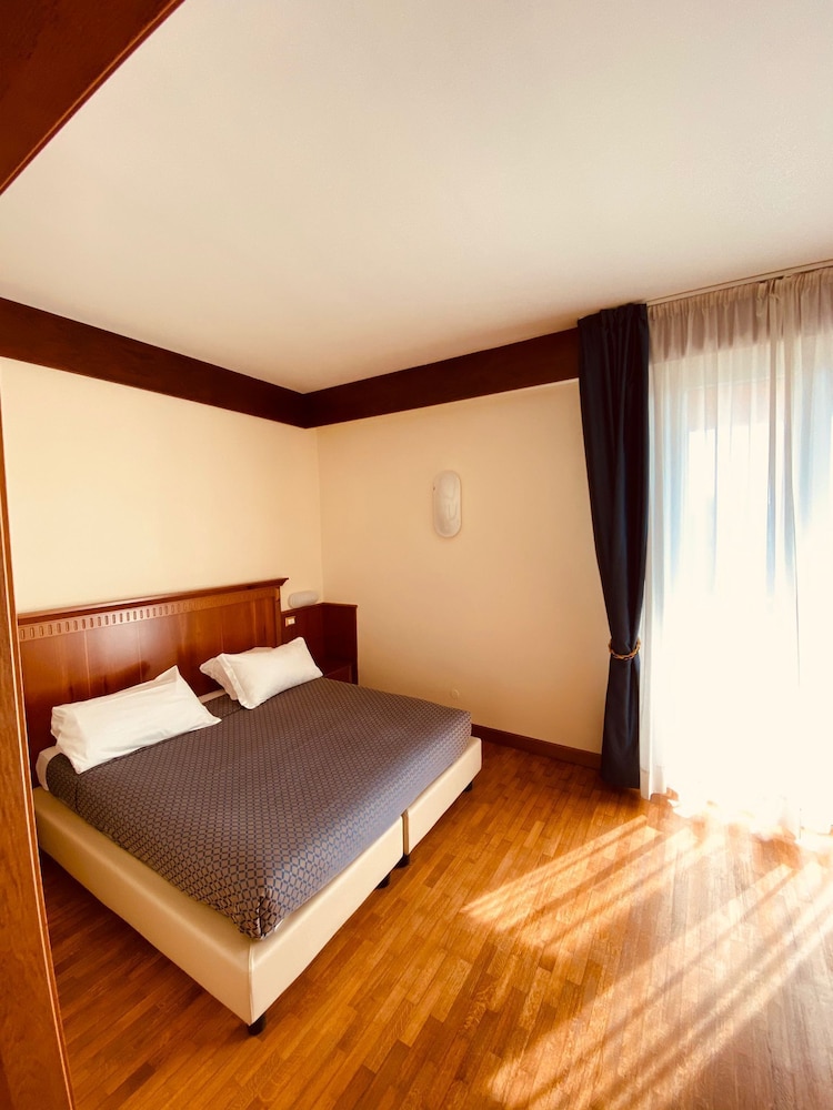 Double or Twin Room - Photo 7