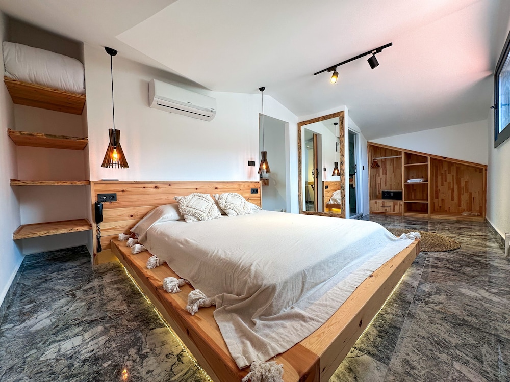 Premium Suite - Photo 11