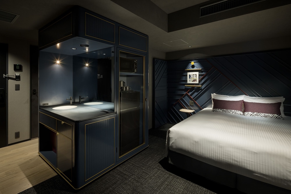 Room, 1 Queen Bed (Privilege, with Washing Machine) - Photo 3