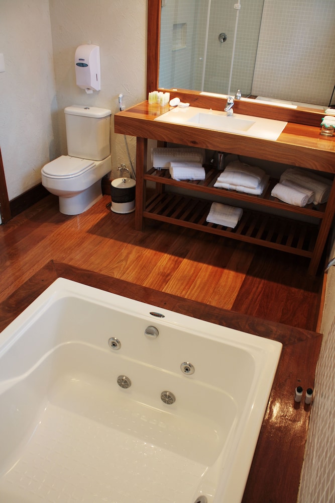 Family Room, 1 King Bed, Hot Tub, Pool View - Photo 6