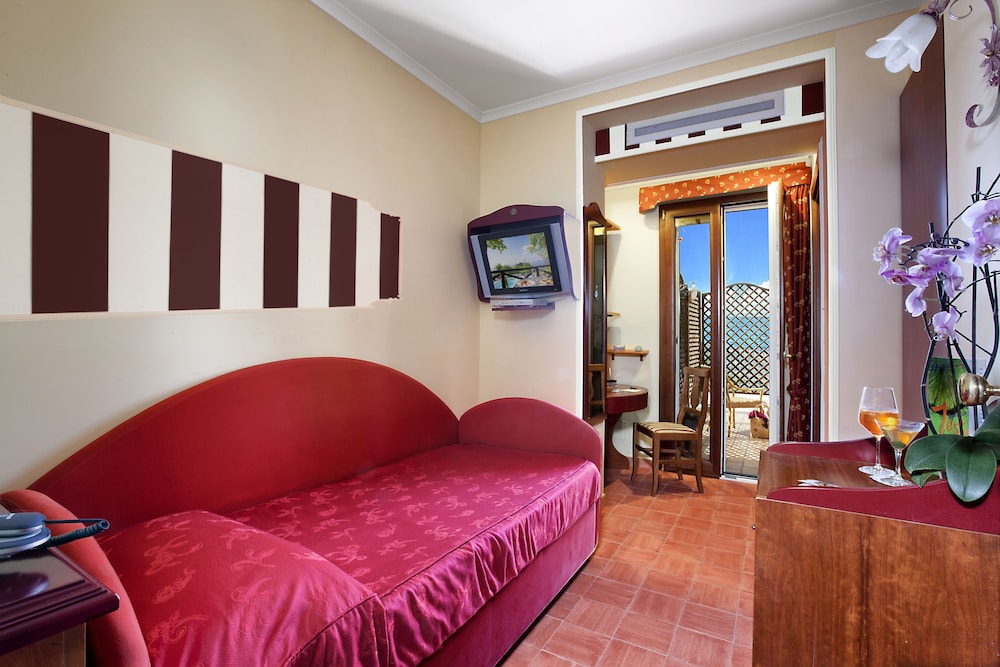 Superior Triple Room, Balcony, Sea View - Photo 10