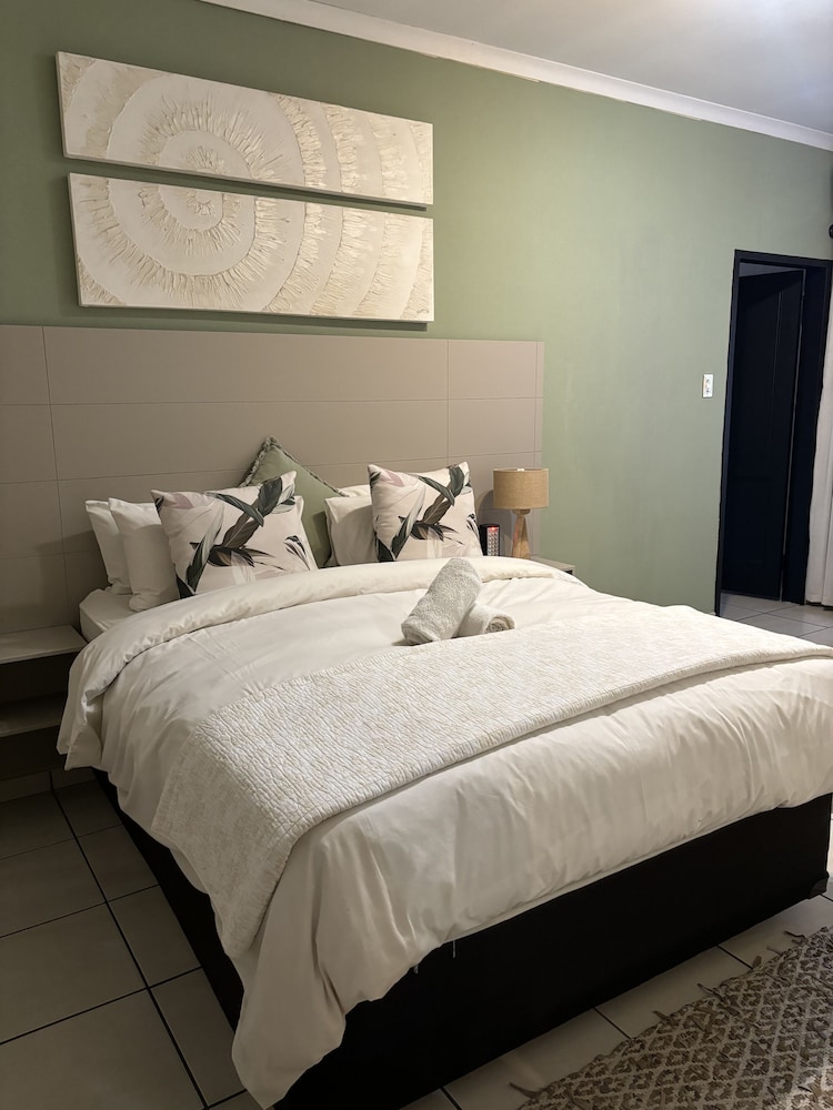 Luxury Room, 1 Queen Bed photo 2