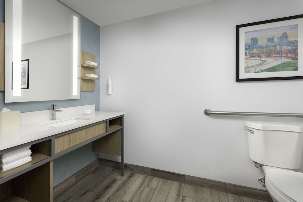 1 King Bdrm Suite with Mobility Access w/3x3SHWR - Photo 4