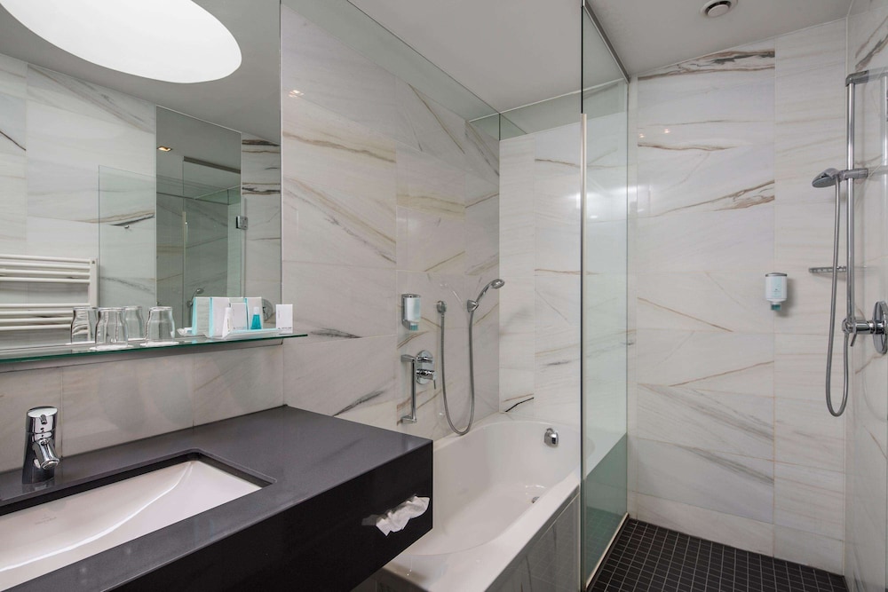 Suite - Photo 18