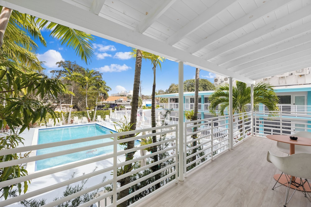 Exclusive Studio Suite, 1 Queen Bed, Balcony, Pool View photo 1