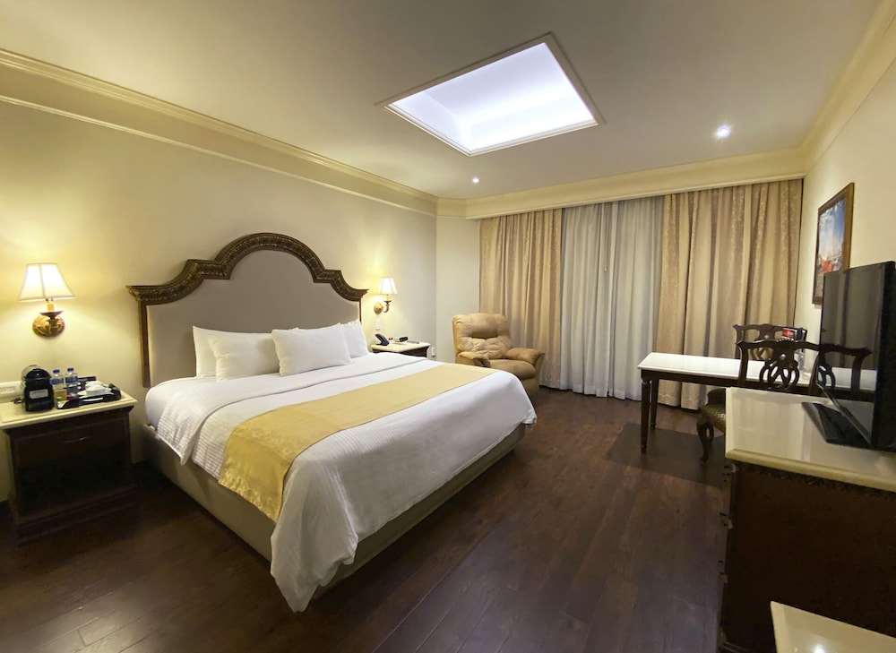 Standard Room, 1 King Bed - Photo 2