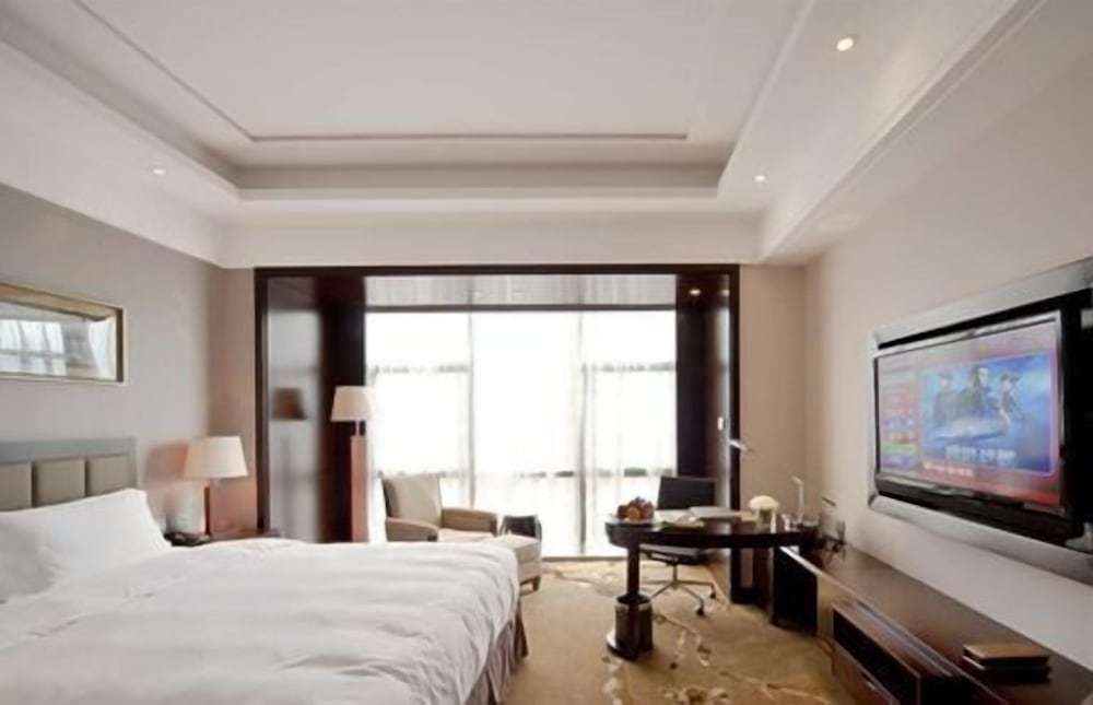 Deluxe Room, 1 King Bed, Non Smoking photo 1