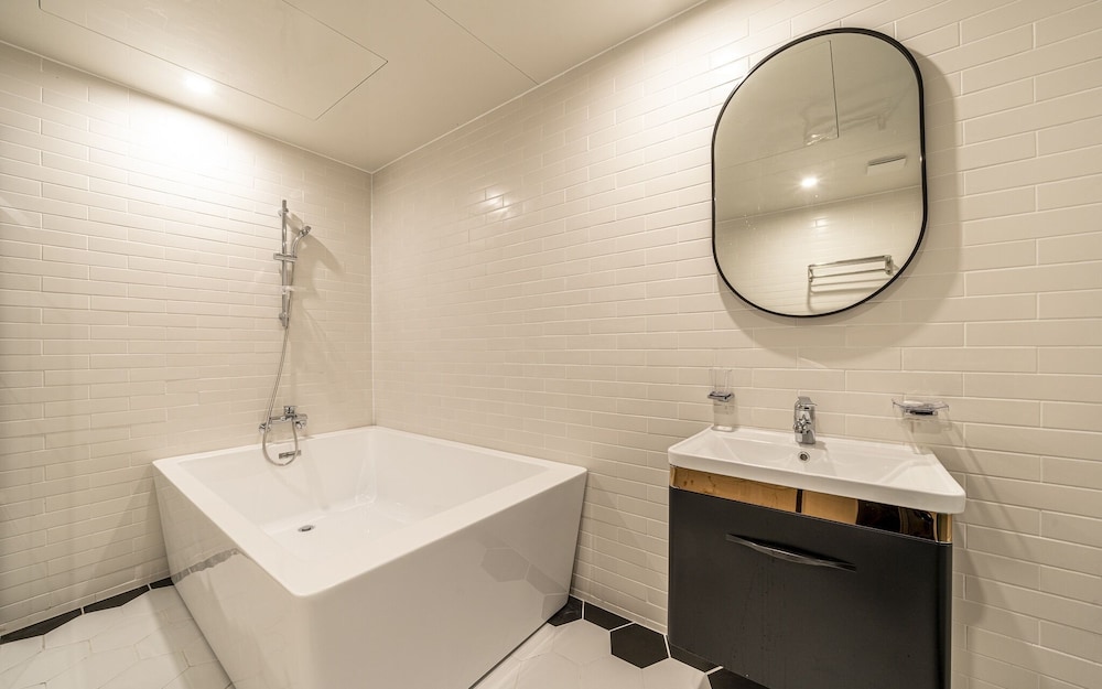 Room (Suite family bath - Starbucks coffee ) - Photo 16