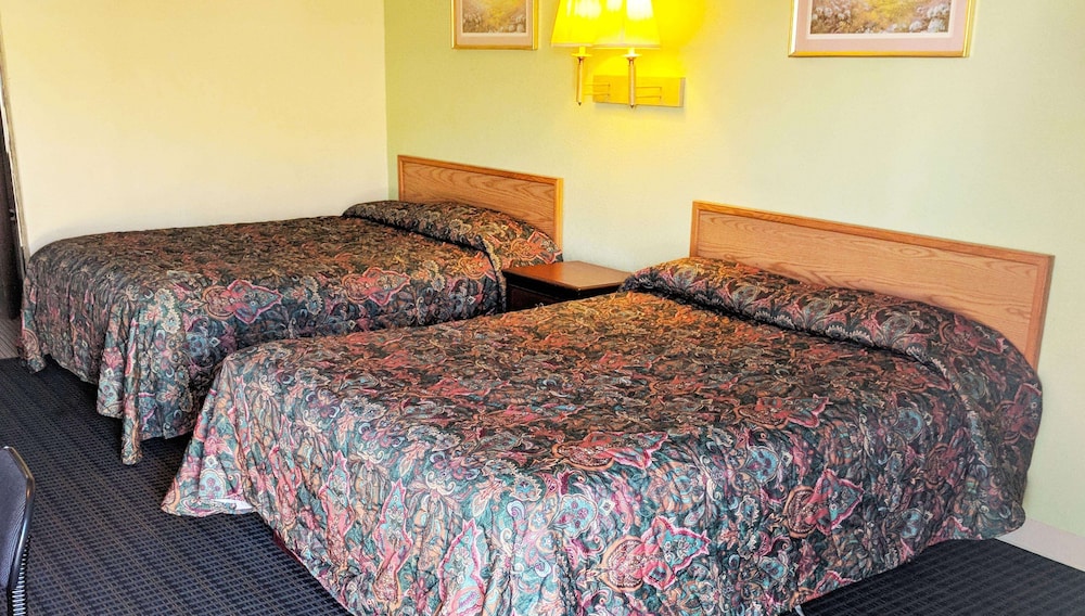 Room, 2 Queen Beds, Smoking photo 1