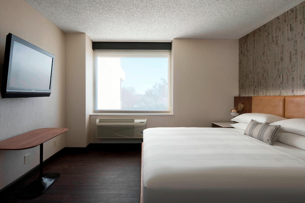 Room, 1 King Bed (Hearing Accessible) - Photo 3