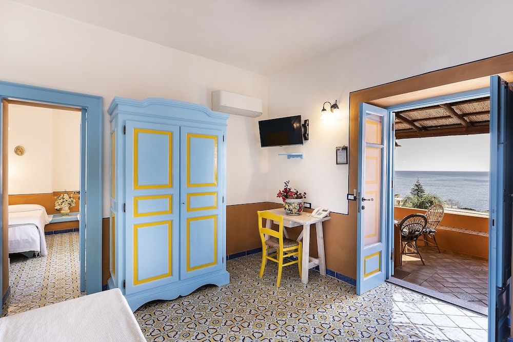Family Suite, 2 Bedrooms, Sea View, Tower photo 3