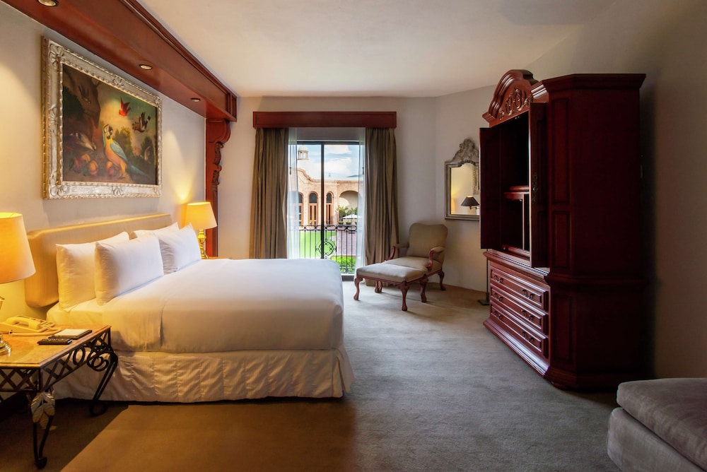Suite, 1 Bedroom, 1 King Bed - Photo 2
