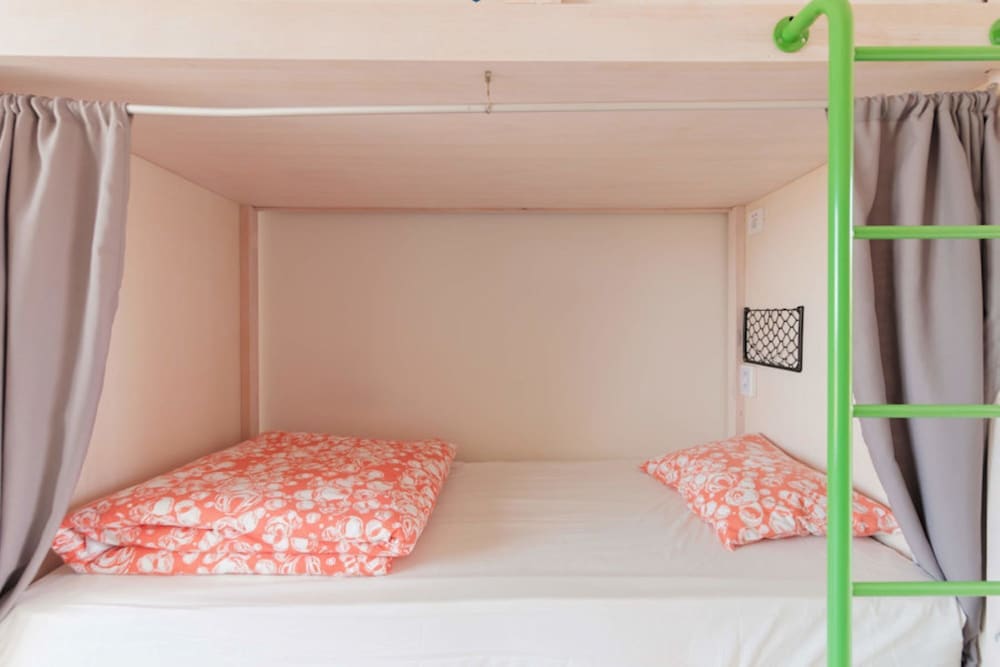 Bed in a 6-female dorm Ensuite w/Ocean View photo 3