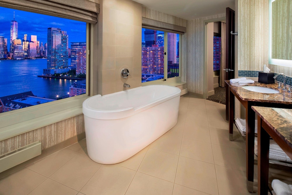 Premium Room, 1 King Bed, Corner - Photo 10