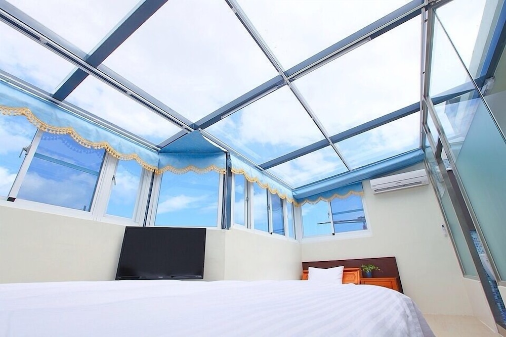 Quadruple Room (featuring see-through ceiling) photo 3