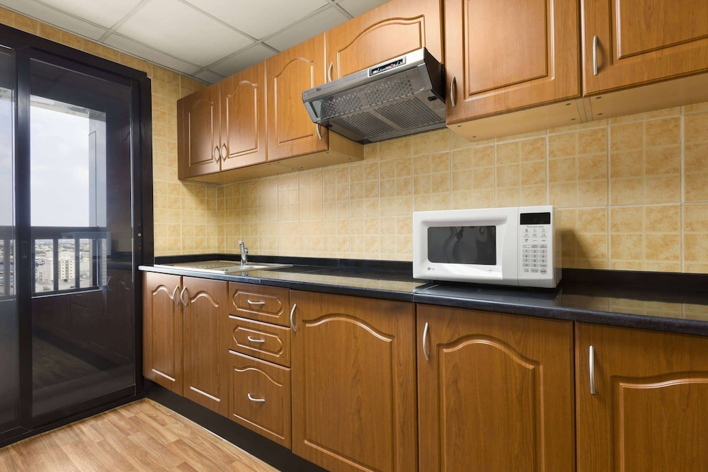 Suite, 1 Twin Bed, Smoking (1 Bedroom) photo 2